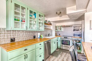 Private kitchen - Ground-floor condo 1 block from the beach with private patio - dog-friendly (Lincoln City)