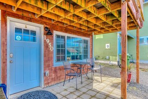 Outdoor dining - Ground floor condo 1 block from the beach with private patio dog friendly (Lincoln City)