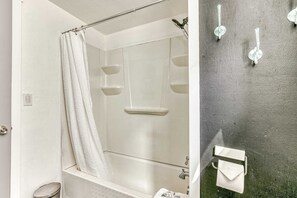 Shower, hair dryer, towels, shampoo - Ground floor condo 1 block from the beach with private patio dog friendly (Lincoln City)