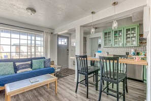Interior - Ground-floor condo 1 block from the beach with private patio - dog-friendly (Lincoln City)