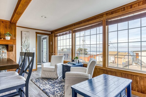 TV, fireplace, DVD player, table football - Ocean view home 1 block from the beach with hot tub deck and fireplace (Lincoln City)