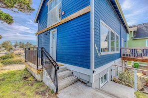 Exterior detail - Ocean view home 1 block from the beach with hot tub deck and fireplace (Lincoln City)