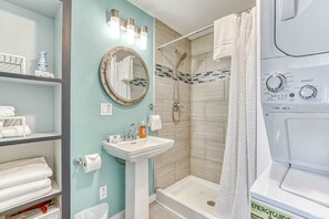 Shower, hair dryer, towels, shampoo - Ocean view home 1 block from the beach with hot tub deck and fireplace (Lincoln City)