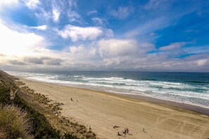 Beach nearby - Ocean view home 1 block from the beach with hot tub deck and fireplace (Lincoln City)