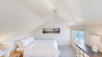 2 bedrooms, iron/ironing board, travel cot, WiFi