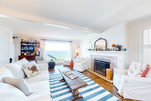 TV, fireplace, DVD player - Oceanfront cottage with water view deck gas fireplace and washer dryer (Lincoln City)