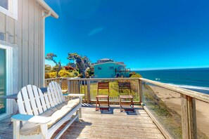 Property grounds - Oceanfront cottage with water view deck gas fireplace and washer dryer (Lincoln City)