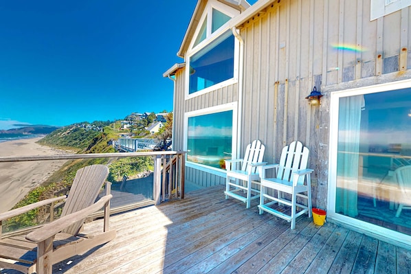 Property grounds - Oceanfront cottage with water view deck gas fireplace and washer dryer (Lincoln City)