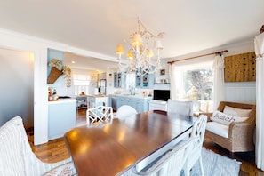 Dining - Oceanfront cottage with water view deck gas fireplace and washer dryer (Lincoln City)
