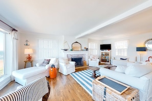 TV, fireplace, DVD player - Oceanfront cottage with water view deck gas fireplace and washer dryer (Lincoln City)