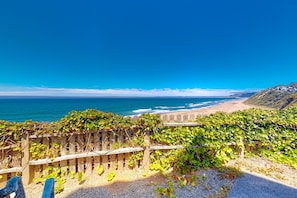 On the beach - Oceanfront cottage with water view deck gas fireplace and washer dryer (Lincoln City)