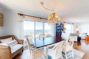 Dining - Oceanfront cottage with water view deck gas fireplace and washer dryer (Lincoln City)