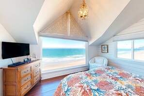 2 bedrooms, iron/ironing board, WiFi, bed sheets - Oceanfront cottage with water view deck gas fireplace and washer dryer (Lincoln City)