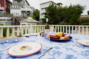Outdoor dining - Romantic Oregon Coast Escape with Porch, Fireplace & Garden Charm (Lincoln City)