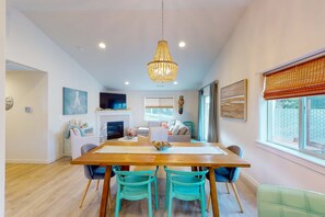 Dining - Dog friendly home near the ocean with private patio fireplace and central AC (Lincoln City)