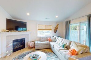 TV, fireplace - Dog friendly home near the ocean with private patio fireplace and central AC (Lincoln City)