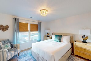 3 bedrooms, WiFi, bed sheets, wheelchair access - Dog friendly home near the ocean with private patio fireplace and central AC (Lincoln City)