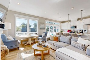 TV, fireplace - Discover Coastal Bliss Your Perfect Retreat Awaits in Lincoln City (Lincoln City)