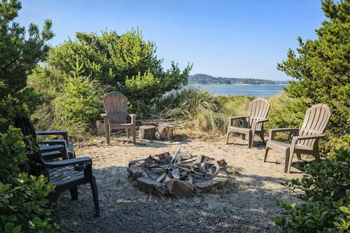 Dog-Friendly Bayfront Escape w/ hot tub, decks & beach access