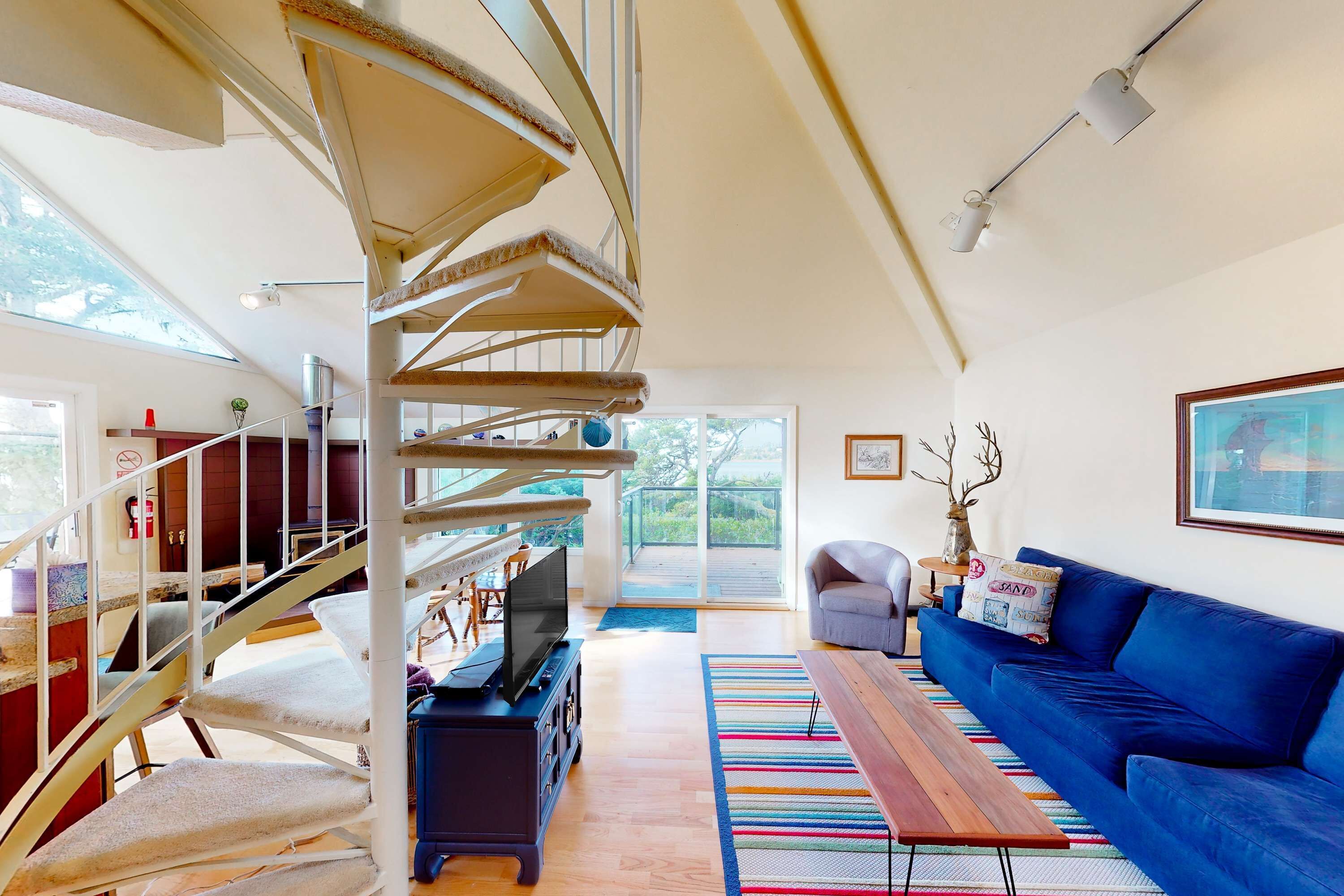 电视、壁炉、DVD 播放器、办公室