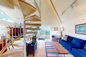 Televisión, chimenea, reproductor de DVD y oficina 