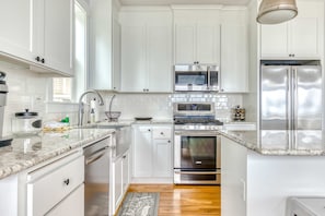 Coffee/tea maker, fridge, microwave, oven - Ocean view home with hot tub game room furnished deck and fireplaces (Lincoln City)