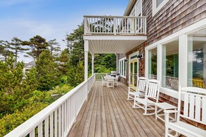 Terrace/patio - Ocean view home with hot tub game room furnished deck and fireplaces (Lincoln City)
