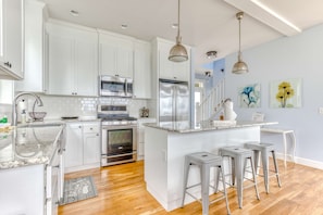 Fridge, microwave, oven, stovetop - Ocean view home with hot tub game room furnished deck and fireplaces (Lincoln City)