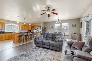 TV, fireplace, DVD player - Spacious home close to the beach with peekaboo ocean views fireplaces hot tub (Lincoln City)