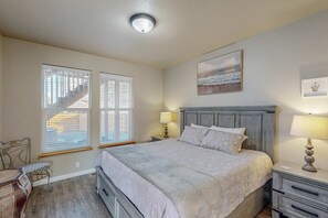 4 bedrooms, desk, iron/ironing board, WiFi - Spacious home close to the beach with peekaboo ocean views fireplaces hot tub (Lincoln City)