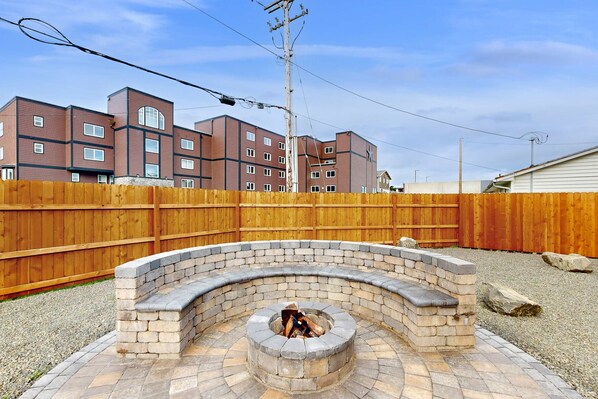 Property grounds - Spacious home close to the beach with peekaboo ocean views fireplaces hot tub (Lincoln City)