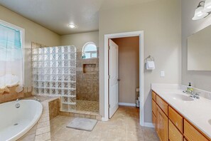 Shower, hair dryer, towels, shampoo - Spacious home close to the beach with peekaboo ocean views fireplaces hot tub (Lincoln City)