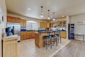 Fridge, microwave, oven, stovetop - Spacious home close to the beach with peekaboo ocean views fireplaces hot tub (Lincoln City)
