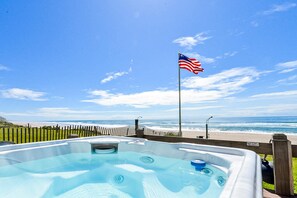 Outdoor spa tub - Beachfront ocean view duplex with private beach hot tub grill outdoor shower (Lincoln City)