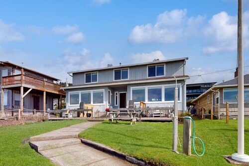 Beachfront ocean view duplex with private beach hot tub grill outdoor shower