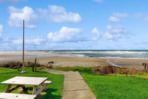 On the beach - Beachfront ocean view duplex with private beach hot tub grill outdoor shower (Lincoln City)