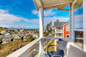 Property grounds - Beautiful and spacious oceanview home with hot tub and foosball table (Lincoln City)