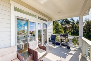 Property grounds - Beautiful and spacious oceanview home with hot tub and foosball table (Lincoln City)