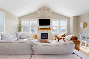 TV, fireplace, table football - Beautiful and spacious oceanview home with hot tub and foosball table (Lincoln City)