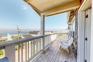 Property grounds - Gorgeous ocean view home with hot tub game room steps to beach (Lincoln City)