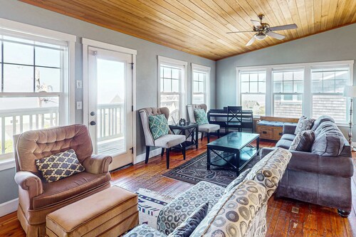 Gorgeous ocean view home with hot tub game room steps to beach