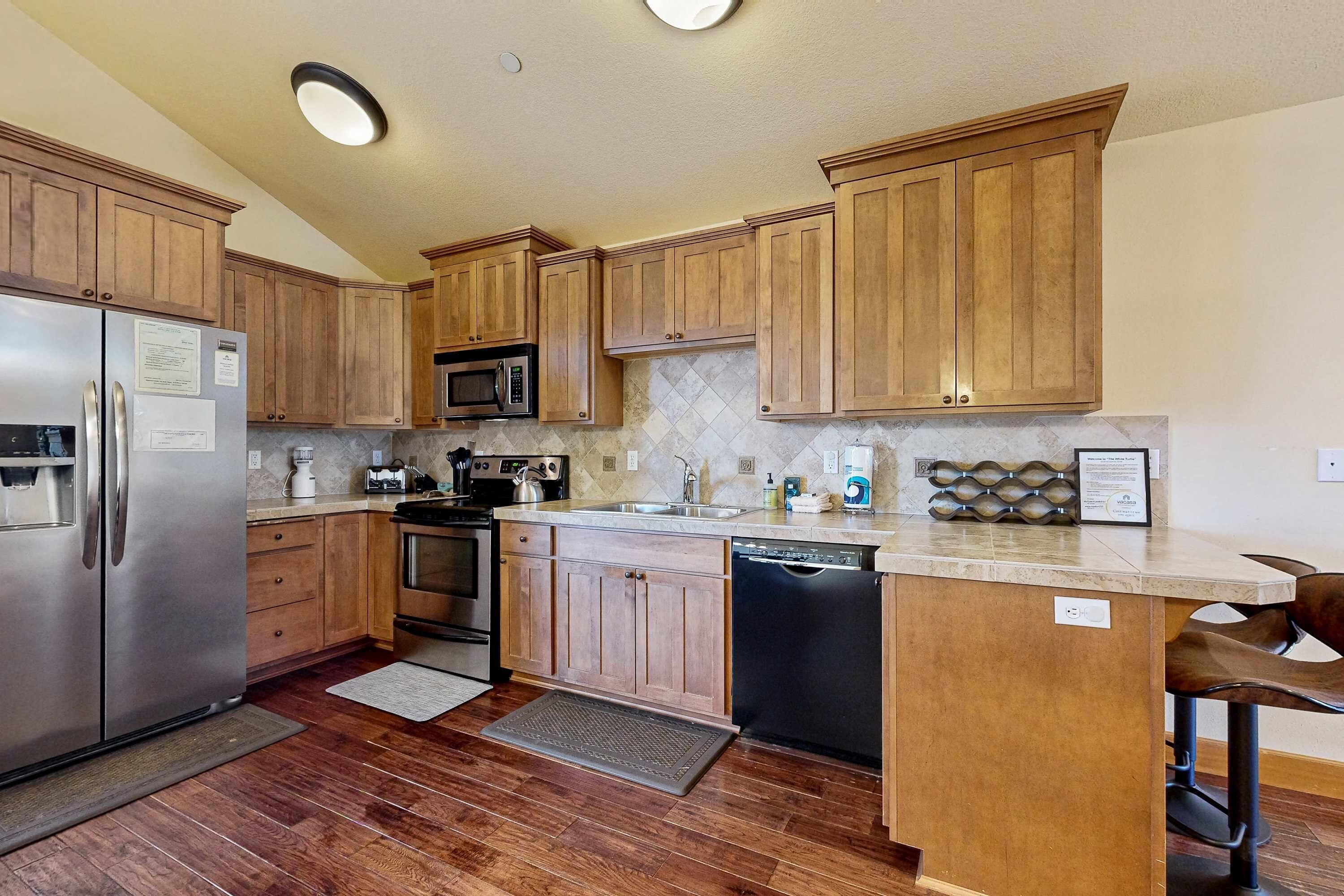 Kjøleskap, mikrobølgeovn, ovn og kokeplater