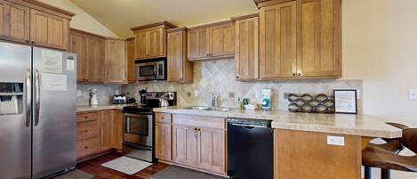 Kjøleskap, mikrobølgeovn, ovn og kokeplater