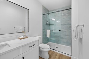 Shower, hair dryer, towels, shampoo - Modern Lincoln City loft near Siletz Bay, Taft Beach, and D River (Lincoln City)