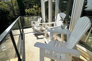 Property grounds - Bright, modern condo with balcony and WiFi, walking distance to ocean and town (Lincoln City)