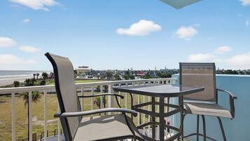 Comfort-Studio, Balkon, Meerblick | Speisen im Freien