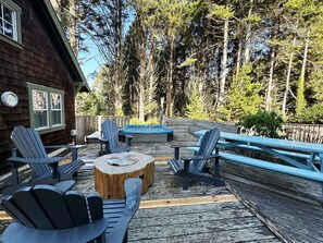 Terrace/patio - Beautiful home with peek a boo beach views patio with hot tub and firepit WiFi (Lincoln City)
