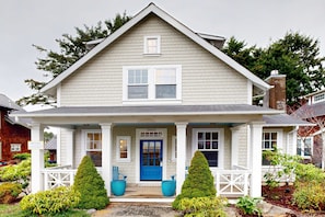 Exterior - Beautiful home with peek a boo beach views patio with hot tub and firepit WiFi (Lincoln City)