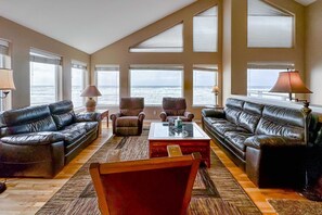 TV, DVD player - Beautiful home on the ocean with beach views deck bbq WiFi and streaming (Lincoln City)