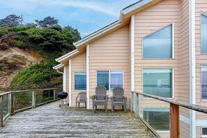 Terrace/patio - Beautiful home on the ocean with beach views deck bbq WiFi and streaming (Lincoln City)
